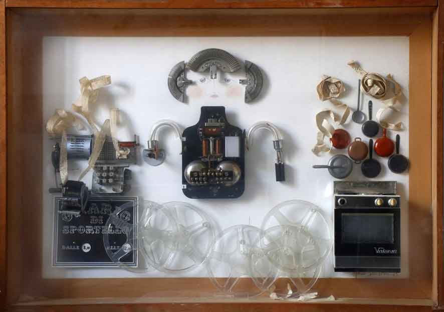 Lydia Sansoni, Tempo libero, 1975, assemblage, 72 x 102 x 12 cm